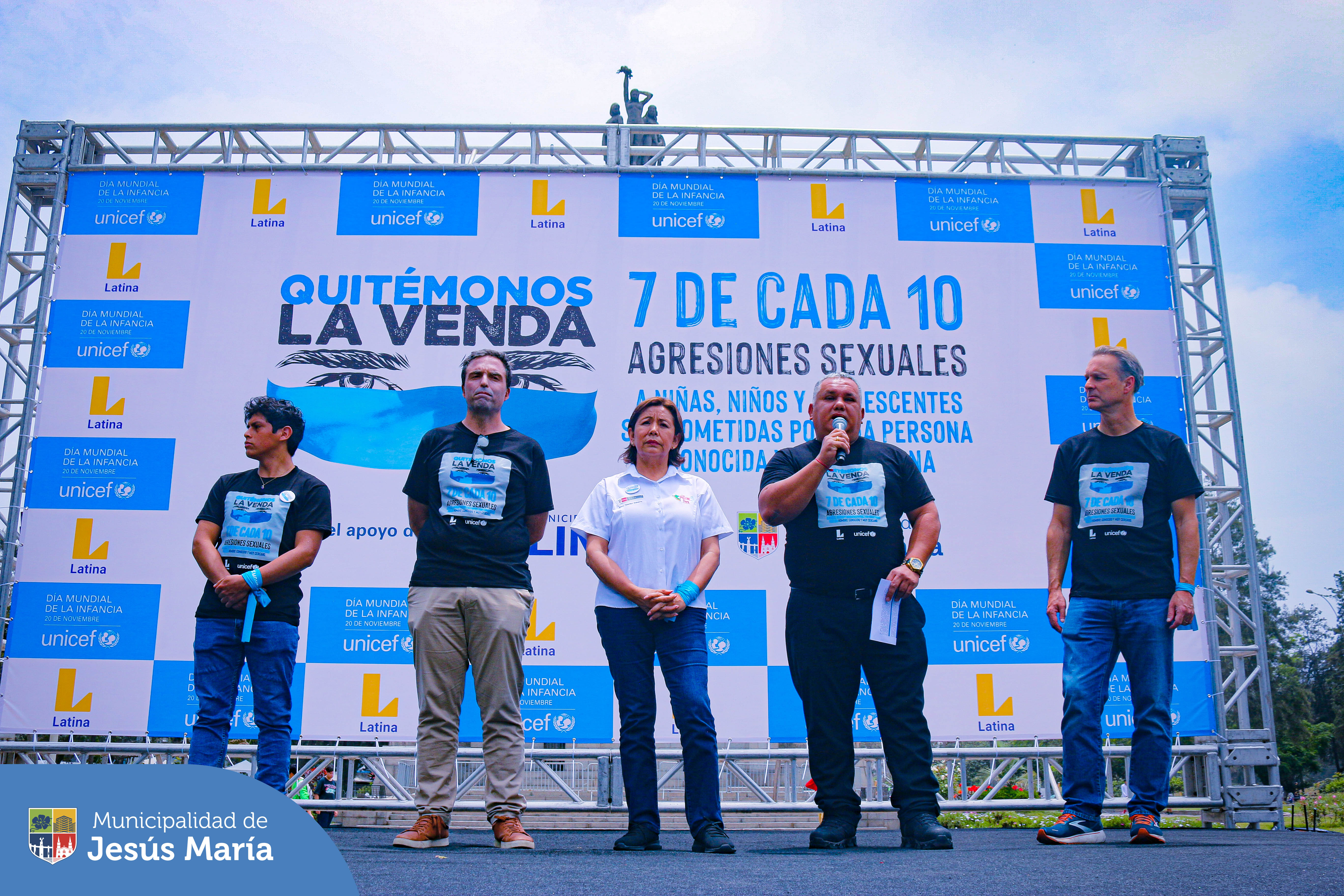 👉 Con el objetivo de visibilizar las alarmantes cifras de agresiones sexuales registradas en nuestro país, el alcalde Jesús Gálvez Olivares participó junto con la ministra Nancy Tolentino, en la la caminata #QuitémonosLaVenda por el Día Mundial de la Infancia.
👉 La actividad fue organizada en coordinación con UNICEF Perú y contó con la participación de nuestros regidores, funcionarios, miembros del CONNA y la DEMUNA del distrito.