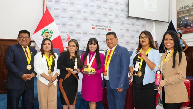 ALCALDE DE HUAURA JUAN REAÑO Y CONGRESISTA VIVIAN OLIVOS ENCABEZAN CONFERENCIA DE PRENSA EN EL CONGRESO PARA PROMOVER LA CELEBRACIÓN DEL 203° ANIVERSARIO DEL PRIMER GRITO DE LIBERTAD