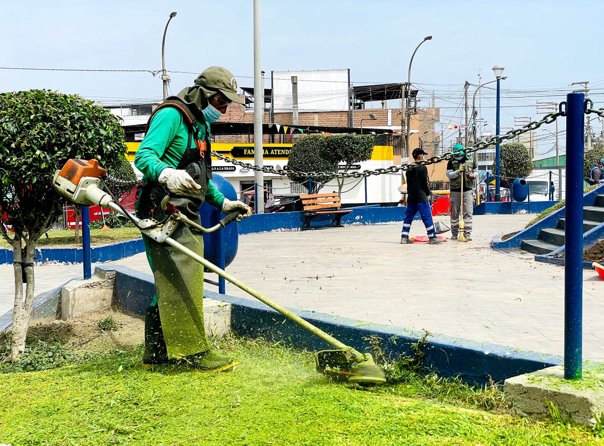 Municipalidad provincial de Huaral realizΓ³ el mantenimiento de Γ‘reas verdes de la Plaza Centenario