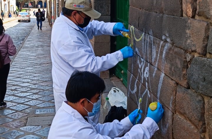 Ministerio de Cultura: Limpiaron pintas en muro pétreo de inmueble en el Centro Histórico de Cusco