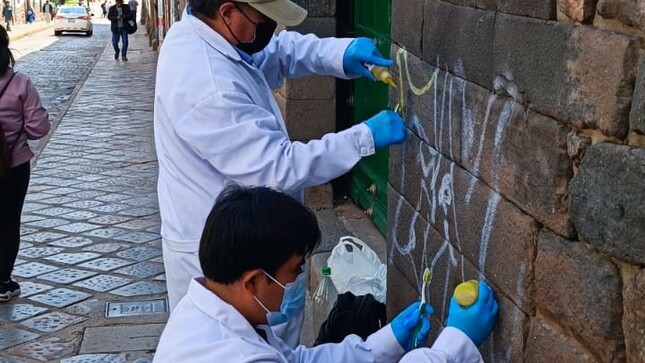 Ministerio de Cultura: Limpiaron pintas en muro pétreo de inmueble en el Centro Histórico de Cusco 