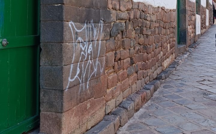 Ministerio de Cultura: Limpiaron pintas en muro pétreo de inmueble en el Centro Histórico de Cusco
