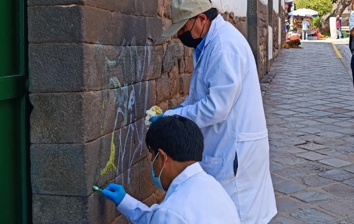 Ministerio de Cultura: Limpiaron pintas en muro pétreo de inmueble en el Centro Histórico de Cusco