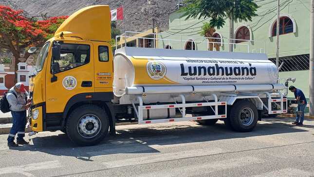 Cumpliendo su palabra nuestra Autoridad local hoy ya se encuentra nuestro CAMION CISTERNA en el Distrito de Lunahuaná. 

#EnGestionChavelonEsLaSolucion