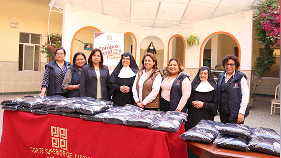 Corte del Callao comprometida con los adultos mayores del Asilo de las Hermanas de los Ancianos Desamparados del primer puerto. Llevó prendas de vestir para su abrigo