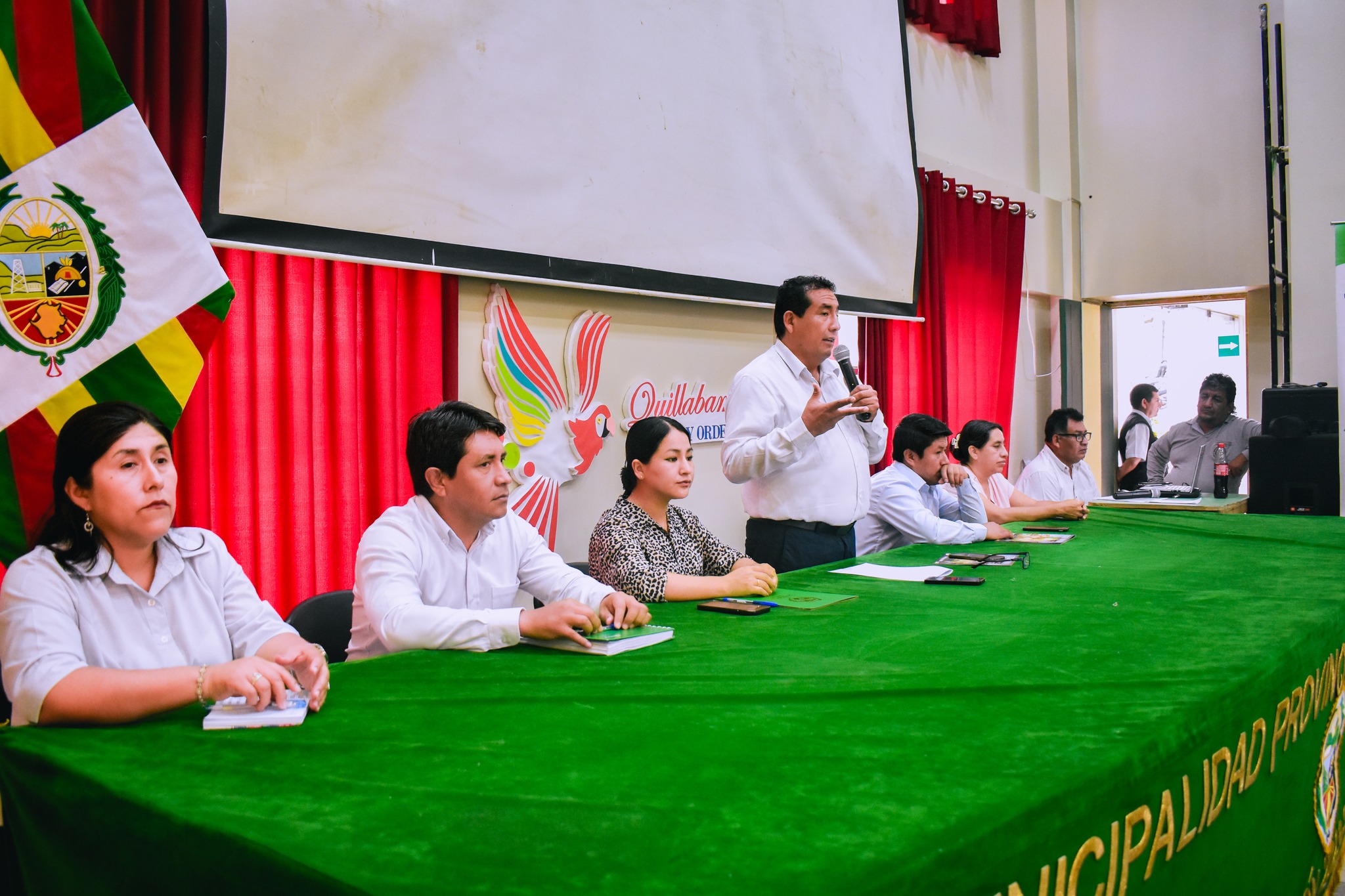 Entrega de premios a los ganadores del concurso en gestión adecuada de residuos sólidos Quillabamba, limpia y ordenada