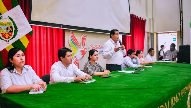 Entrega de premios a los ganadores del concurso en gestión adecuada de residuos sólidos Quillabamba, limpia y ordenada