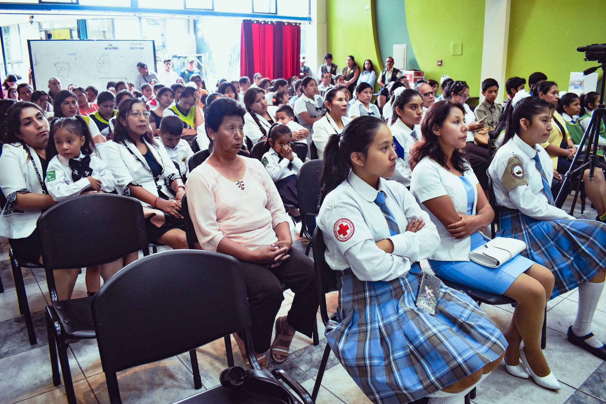 Entrega de premios a los ganadores del concurso en gestión adecuada de residuos sólidos Quillabamba, limpia y ordenada
