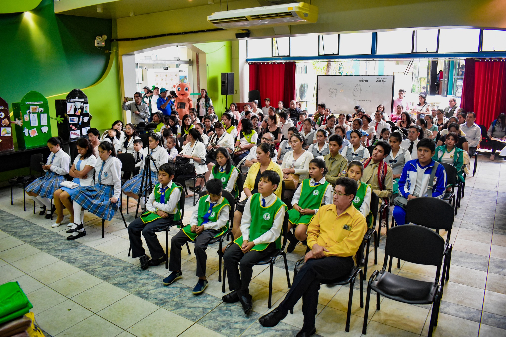 Entrega de premios a los ganadores del concurso en gestión adecuada de residuos sólidos Quillabamba, limpia y ordenada