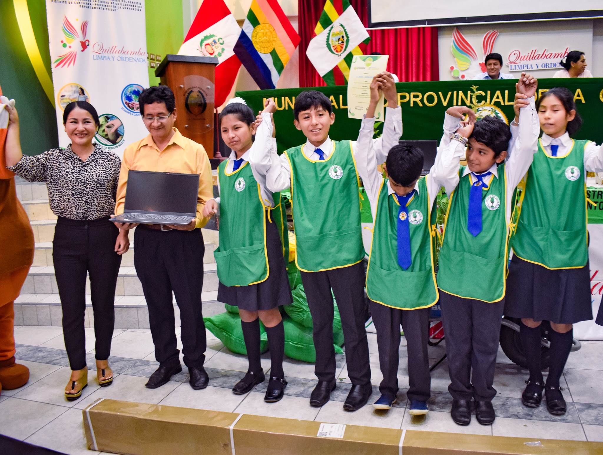 Entrega de premios a los ganadores del concurso en gestión adecuada de residuos sólidos Quillabamba, limpia y ordenada