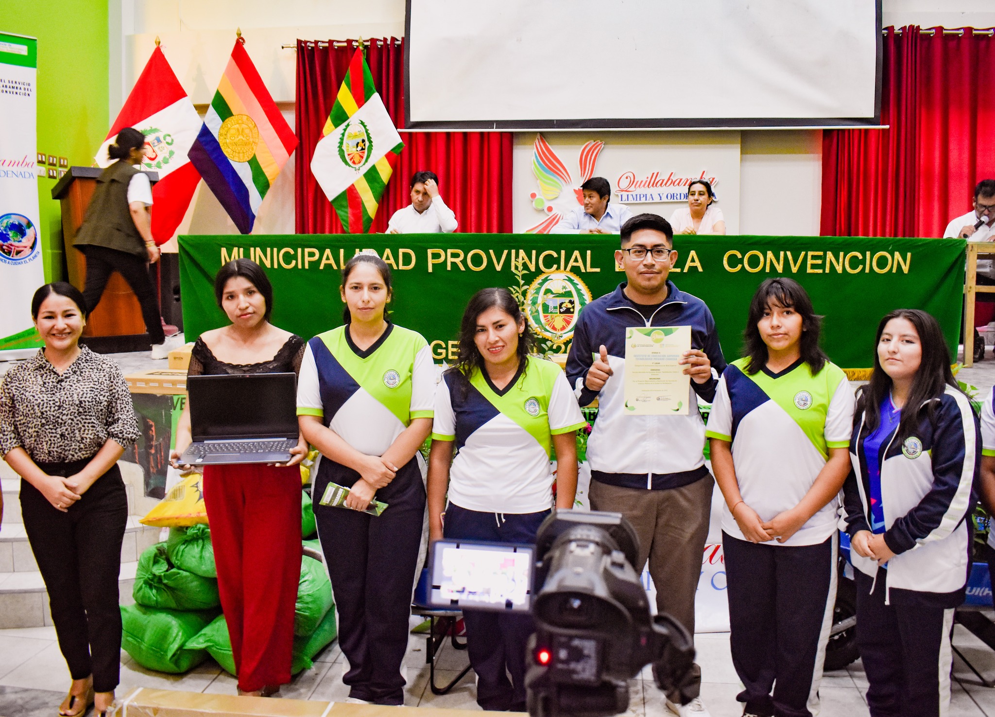 Entrega de premios a los ganadores del concurso en gestión adecuada de residuos sólidos Quillabamba, limpia y ordenada