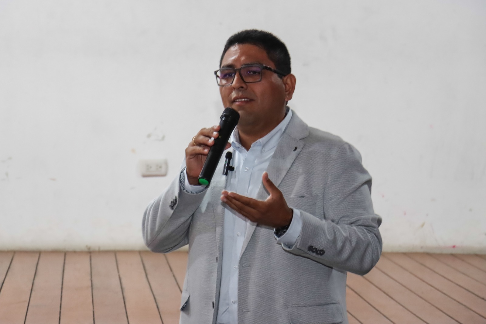 Primer regidor presente en seminario empresarial