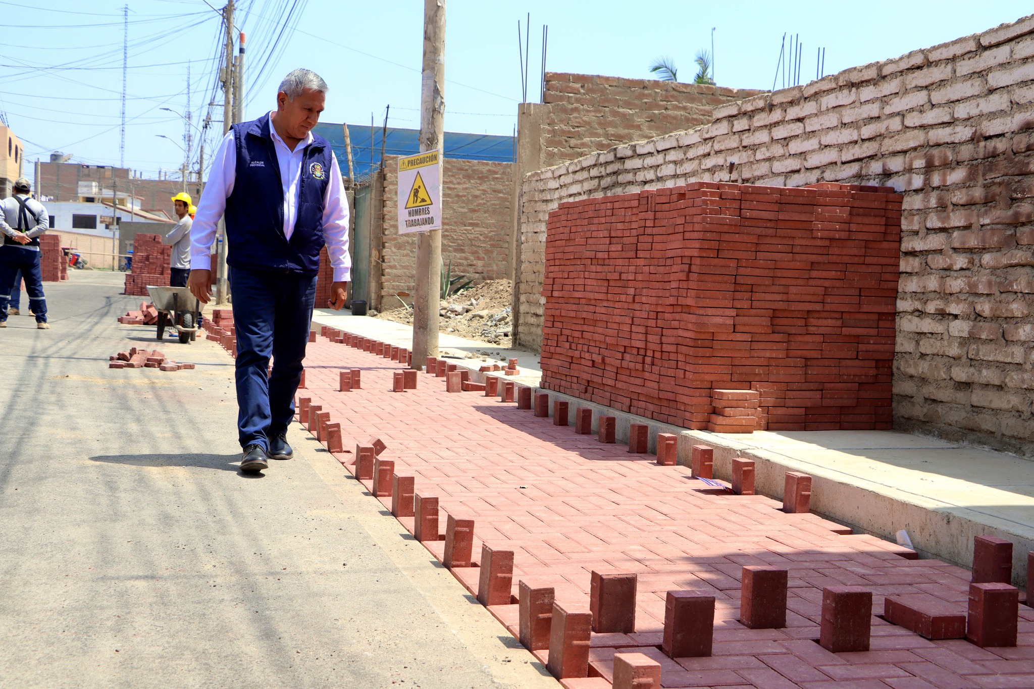 Proyecto de construcci贸n de pistas y veredas en la urbanizaci贸n Se帽or de los Milagros ingresa a su fase final