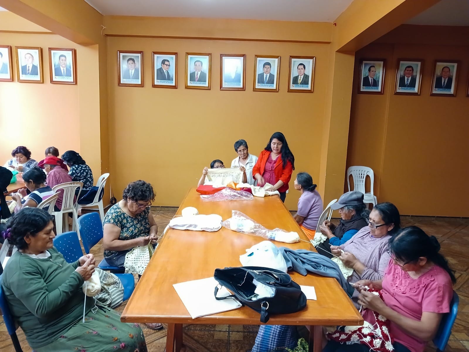 ADULTOS MAYORES CONTINÚAN PARTICIPANDO DE TRABAJOS DE TEJIDO QUE PROMUEVE MUNICIPIO DE HUAURA