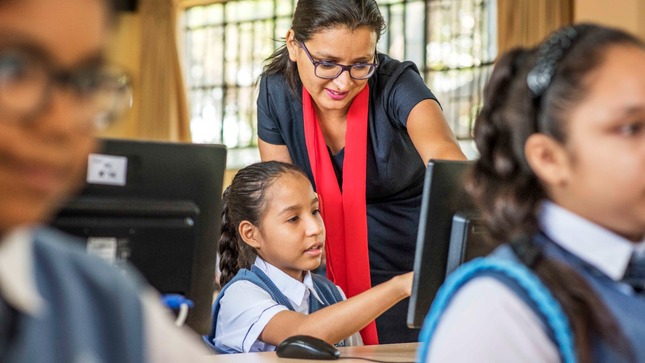 La ministra de Educación, Miriam Ponce, informó que en el mes noviembre se cumplirá con el segundo tramo del incremento de remuneraciones previsto para el 2023, mediante el cual más de 405 mil docentes nombrados y contratados de educación básica y técnico-productiva se beneficiarán con aumentos entre S/ 250 a S/ 700, de acuerdo a su escala magisterial y jornada laboral.

Asimismo, señaló que, adicionalmente al incremento de remuneraciones, 428,204 docentes y auxiliares de educación nombrados y contratados de educación básica y técnico-productiva percibirán en el mes de noviembre una bonificación extraordinaria de S/ 220 en el marco del Convenio Colectivo 2023-2024.

Por otro lado, comunicó que durante el presente mes también se abonará a más de 4,600 docentes, que cesaron en diciembre del 2022, el 50 % de la CTS.

Finalmente, señaló que en los próximos días se realizará la transferencia de recursos a los gobiernos regionales. 