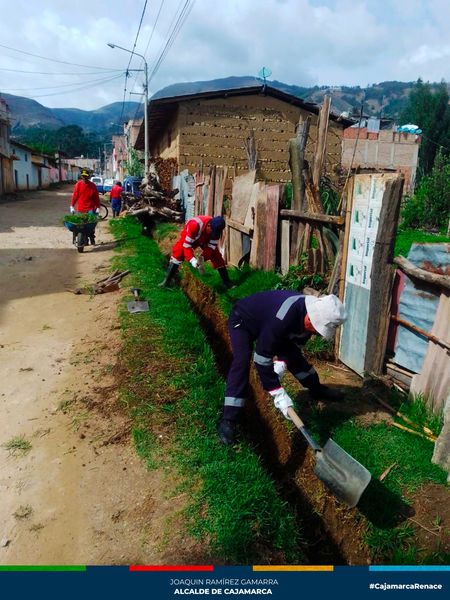 La Municipalidad Provincial de Cajamarca, a trav茅s de la gerencia de Desarrollo Ambiental viene realizando un trabajo intensivo en la limpieza de cunetas en el jir贸n Shucapampa.
鉁匩uestros trabajadores iniciaron una nueva jornada de limpieza de cunetas, a fin de evitar posibles inundaciones ante la inminente llegada del fen贸meno El Ni帽o. Durante estas intervenciones se invoc贸 a la poblaci贸n no arrojar basura a las cunetas que con el paso del tiempo terminan siendo el factor determinante para poder en riesgo a todos nuestros vecinos.
馃憠Los vecinos mostraron su satisfacci贸n por esta medida adoptada por la comuna local, asimismo es necesario que los vecinos pongan de su parte para tener una ciudad m谩s limpia y ordenada.