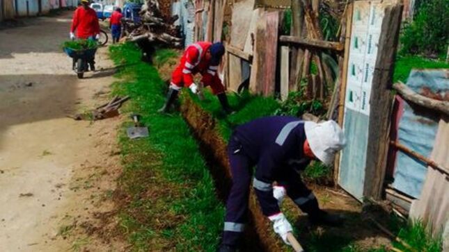 La Municipalidad Provincial de Cajamarca, a través de la gerencia de Desarrollo Ambiental viene realizando un trabajo intensivo en la limpieza de cunetas en el jirón Shucapampa.
✅Nuestros trabajadores iniciaron  una nueva jornada de limpieza de cunetas, a fin de evitar posibles inundaciones ante la inminente llegada del fenómeno El Niño. Durante estas intervenciones se invocó a la población no arrojar basura a las cunetas que con el paso del tiempo terminan siendo el factor determinante para poder en riesgo a todos nuestros vecinos. 
👉Los vecinos  mostraron su satisfacción por esta medida adoptada por la comuna local, asimismo es necesario que los vecinos  pongan de su parte para tener una ciudad más limpia y ordenada.