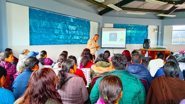 En un esfuerzo por promover la salud, los arrendatarios del complejo pecuario Iscoconga participaron en una charla de capacitación sobre enfermedades zoonóticas y buenas prácticas de manufactura en la preparación y servicio de alimentos. El evento, que tuvo lugar en el auditorio de la pecuaria reunió a un grupo de expertos en el tema para brindar información valiosa y concientizar sobre la importancia de prevenir la transmisión de estas enfermedades.
📌Con el objetivo de educar a los arrendatarios sobre este tema, la charla abordó diversos aspectos relacionados con las enfermedades zoonóticas dirigidas a la salud pública y buenas prácticas de manufactura en la preparación y servicio de alimentos, incluyendo su definición, ejemplos comunes y su prevención.
👉Durante la capacitación, los expertos destacaron la importancia de mantener una buena higiene y bioseguridad en la plaza pecuaria. Se enfatizó la necesidad de implementar prácticas adecuadas de limpieza y desinfección, así como el uso de equipos de protección personal para reducir el riesgo de transmisión de enfermedades.
🗣"Es fundamental que los arrendatarios de la plaza pecuaria estén informados sobre estos temas ya que así podemos tomar las precauciones adecuadas, para proteger la salud de las personas que trabajan y asisten cada lunes a la plaza; se continuará trabajando en conjunto con las autoridades sanitarias y los arrendatarios para garantizar el cumplimiento de las normas y regulaciones vigentes", manifestó el ing. Milton Velásquez administrador PPI. 
La Municipalidad Provincial de Cajamarca reafirma su compromiso de seguir promoviendo la capacitación y actualización constante de sus arrendatarios en temas de salud y seguridad alimentaria. 