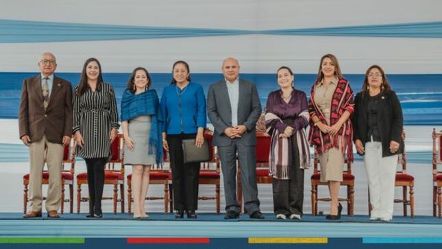 El alcalde de la Municipalidad Provincial de Cajamarca, Joaquin Ramírez Gamarra, lideró la ceremonia de lo que será el inicio del "Proyecto de Intervención Patrimonial y Turístico en el entorno del Cuarto del Rescate" y que tiene como objetivo mejorar y ampliar el servicio de protección integral de las menores tuteladas de la Casa Hogar Niña Belén y de realizar la investigación arqueológica y puesta en valor turística del Cuarto del Rescate.
👉Con la firma del convenio la Sociedad de Beneficencia de Cajamarca autorizó a la comuna local la ejecución en el jirón Belén N°673 del "Proyecto Integral de Intervención Urbano patrimonial y Turística del Cuarto del Rescate y su entorno en la ciudad de Cajamarca". Este convenio permitirá en un período máximo de 5 años, la investigación arqueológica y las adecuaciones que resulten necesarias para la puesta en valor de un espacio que significa un invaluable rescate y puesta en valor de parte de la historia precolonial de nuestro Centro Histórico.
✅El alcalde provincial de Cajamarca, destacó la importancia de seguir impulsando nuestros lugares turísticos para tener una reactivación económica positiva con el turismo. " Es crucial destacar que este esfuerzo no solo se traduce en una revitalización histórica, sino que también busca impulsar el turismo en nuestra querida Cajamarca. En este sentido, aspiramos a convertir el cuarto del rescate en un punto de atracción turística de gran impacto, captando la atención de un mayor número de visitantes" enfatizó. 
🤝Ese mismo sentido, la arqueóloga Solciré Cusicanqui directora del Proyecto de Investigación Arqueológica del Cuarto del Rescate, agradeció el esfuerzo que hace el alcalde provincial que no solo se han quedado en palabras, sino se ha convertido en una realidad. "A la primera persona que quiero agradecer, es al alcalde Joaquin Ramírez. Siempre se habla mucho de proyectos,pero no se realizan y en esta oportunidad agradezco que se haya confiado en la academia, en la conservación para realizar un proyecto que es un sueño para muchos cajamarquinos" finalizó. 
👉Es preciso señalar que este proyecto refleja un trabajo conjunto entra la comuna local y el apoyo permanente de Asociación Los Andes de Cajamarca, Newmont, la Universidad de Harvard, la DDC y la UTEC quienes de manera mancomunada hicieron realidad este anhelo de todos los cajamarquinos.