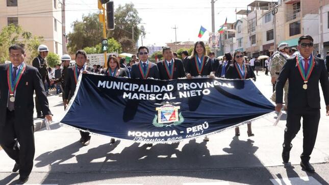 Desde tempranas horas, en la Avenida Simón Bolívar comenzaron a congregarse cientos de familias para deleitarse con el desfile escolar cívico militar, en homenaje al 482 aniversario de Moquegua.