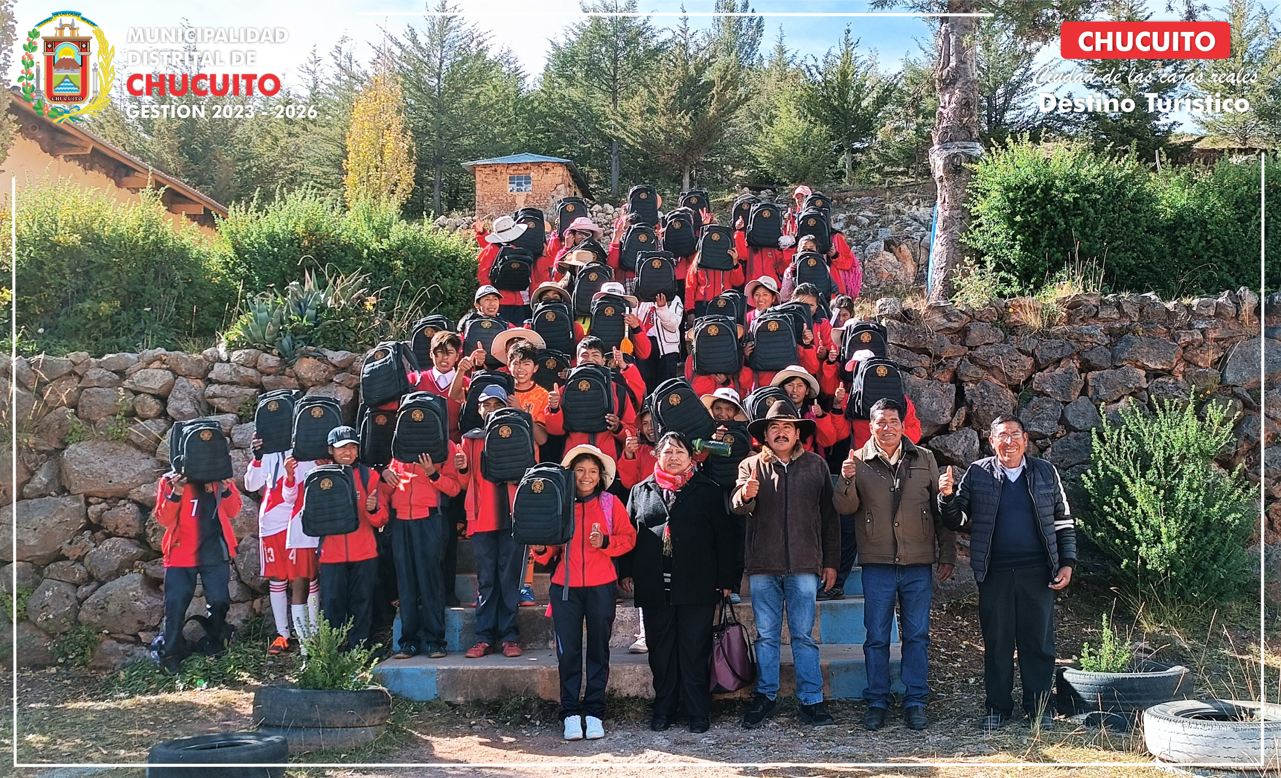 Entrega de mochilas a estudiantes del nivel secundario del distrito de Chucuito.