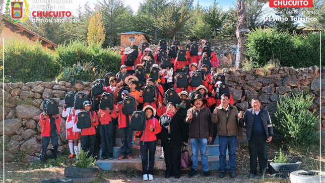  Entrega de mochilas a estudiantes del nivel secundario del distrito de Chucuito.