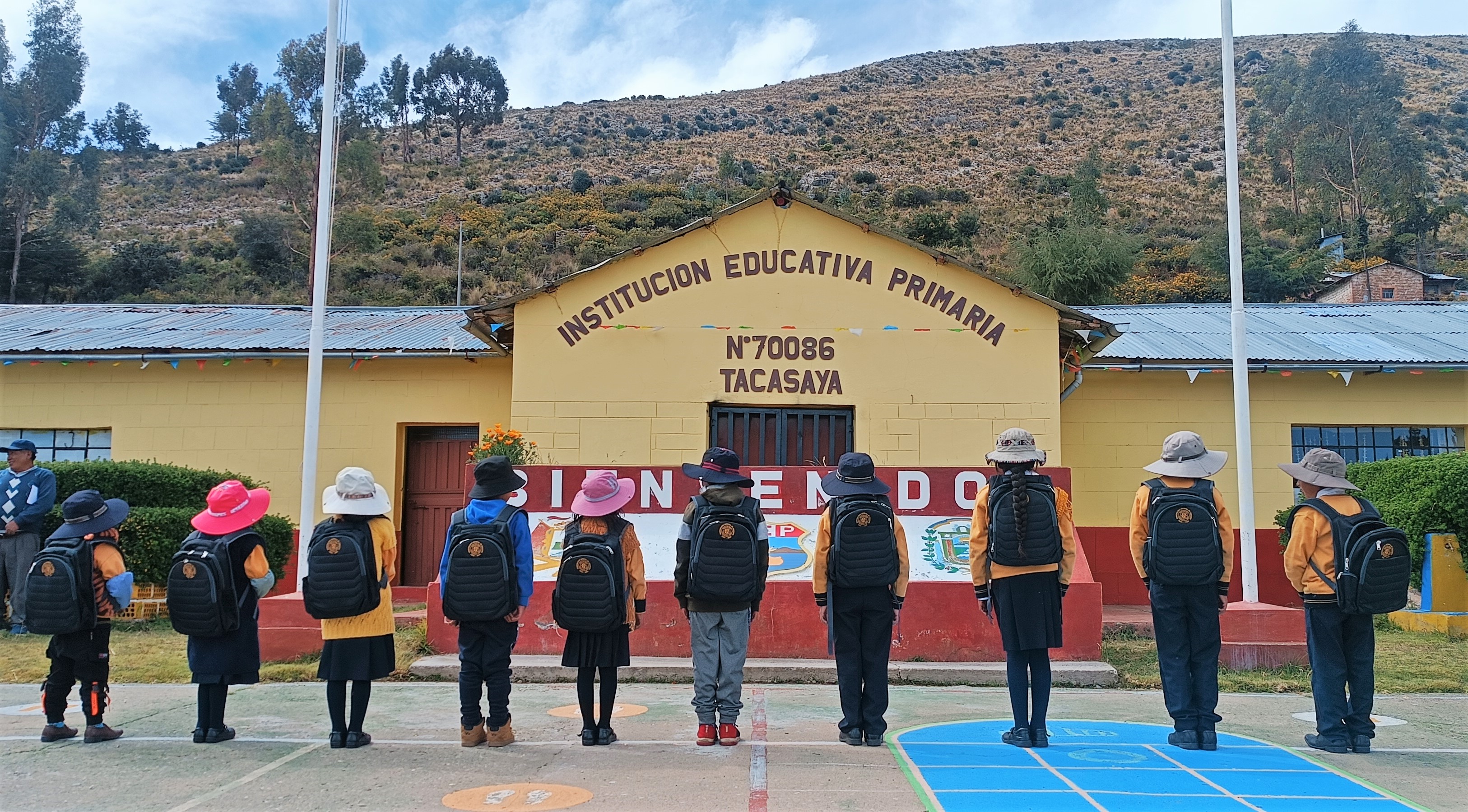 Entrega de mochilas a estudiantes del nivel primario del distrito de Chucuito.