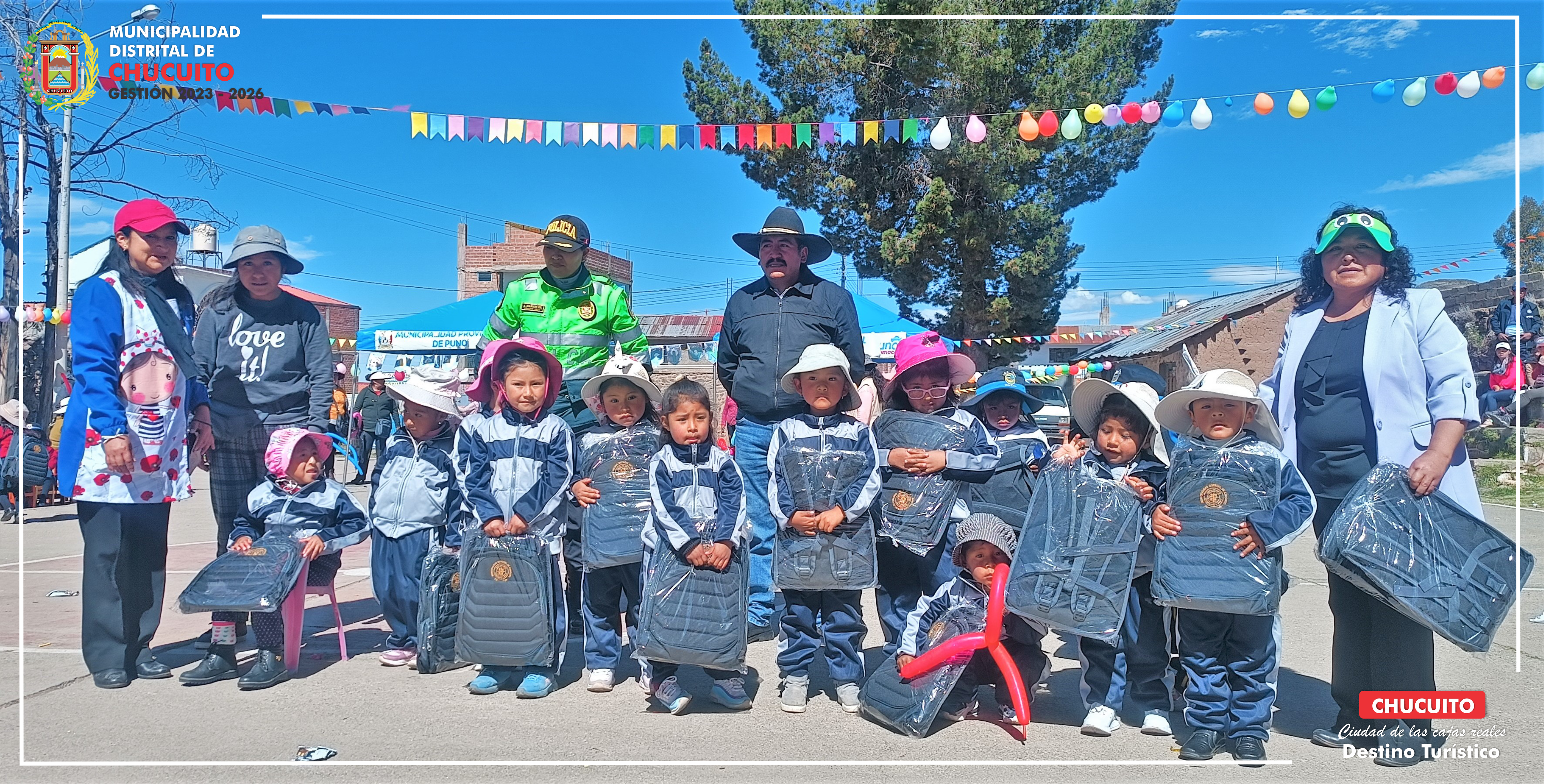 Entrega de mochilas a estudiantes del nivel inicial del distrito de Chucuito.