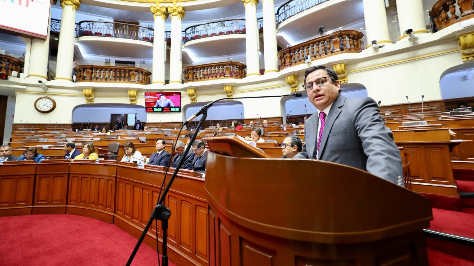 Ministro César Vásquez sustentó ante el Congreso presupuesto para atender demandas salariales de los trabajadores del sector