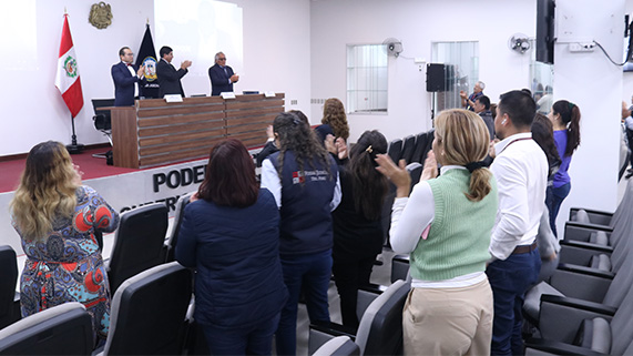 Autoridades de la Corte Superior de Justicia del Callao realizaron un reconocimiento al servidor Hugo Eduardo Manrique Cruz, quien cesó por límite de edad en este Poder del Estado.