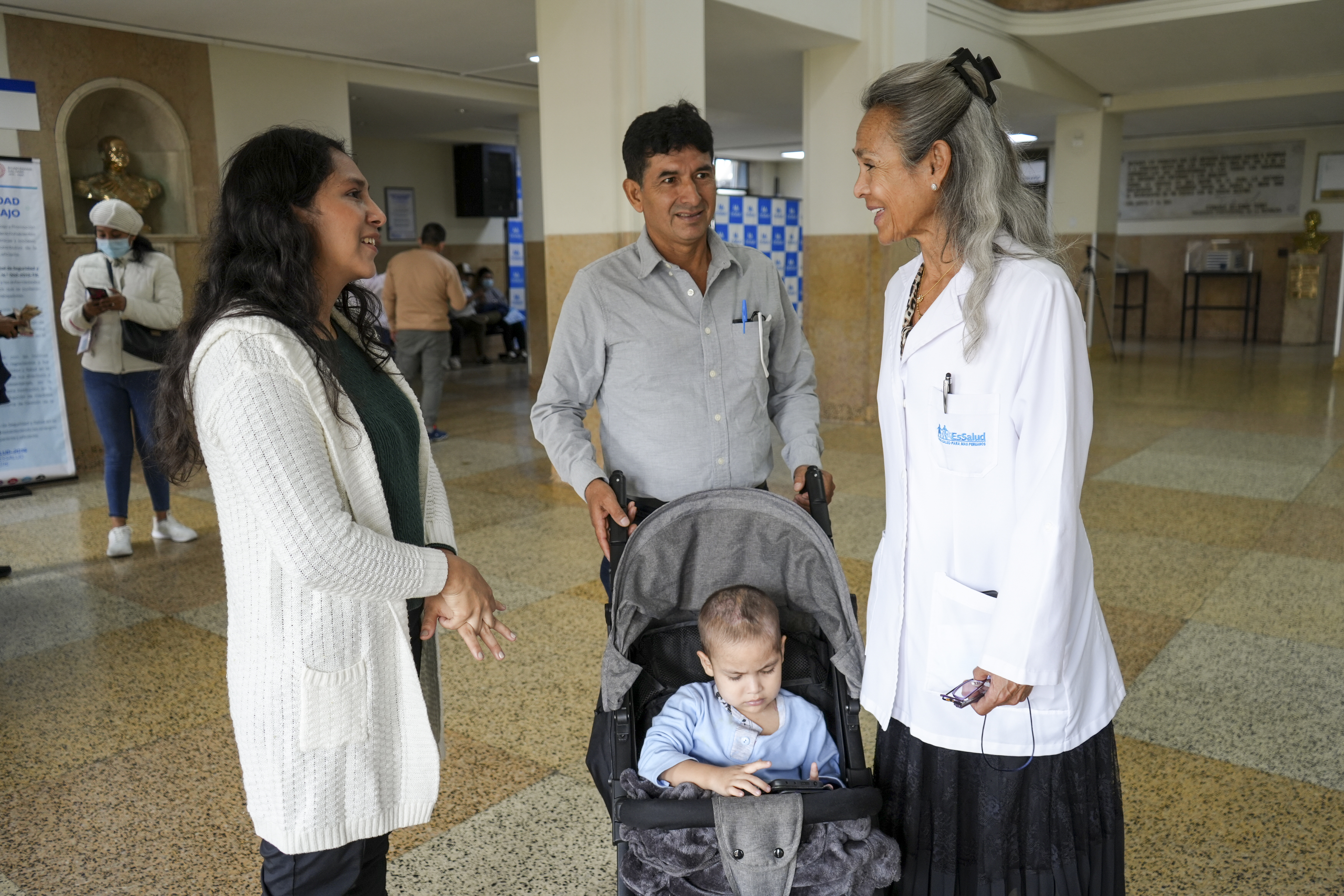 EsSalud salva la vida de niño de 3 años quien sufrió severas quemaduras en su cuerpo