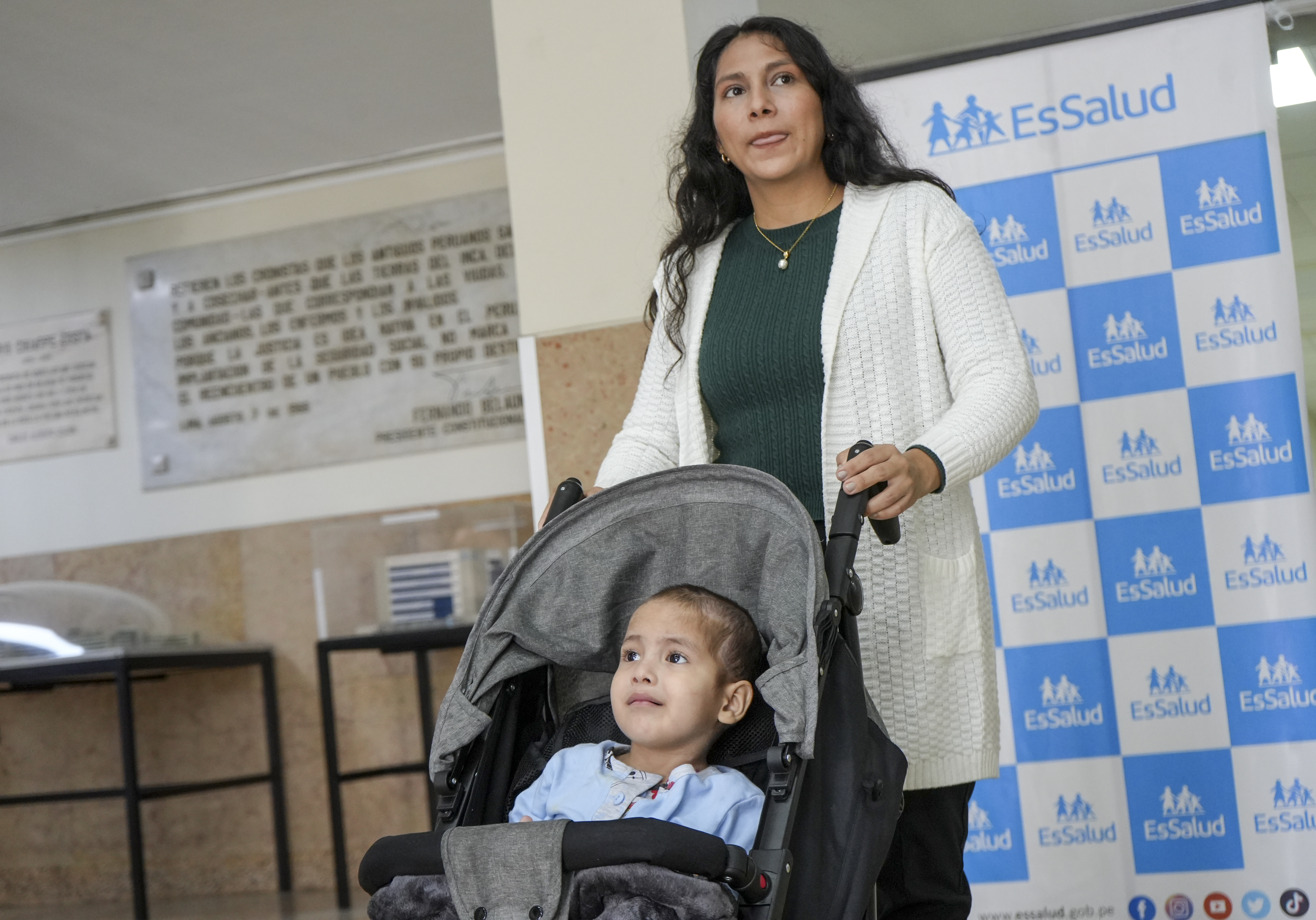 EsSalud salva la vida de niño de 3 años quien sufrió severas quemaduras en su cuerpo