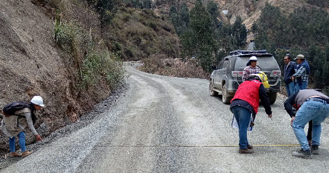  La Contraloría General advirtió a la Municipalidad Distrital de Parcoy (Pataz) que la rehabilitación de la infraestructura vial de la carretera que une dos localidades del distrito de Parcoy presenta deficiencias técnicas de construcción que propician el incumplimiento de la calidad requerida, durabilidad y resistencia de estructuras; lo que afecta la vida útil prevista para la obra que se ejecuta con S/ 3.6 millones.