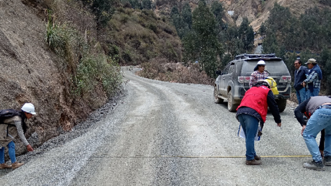  La Contraloría General advirtió a la Municipalidad Distrital de Parcoy (Pataz) que la rehabilitación de la infraestructura vial de la carretera que une dos localidades del distrito de Parcoy presenta deficiencias técnicas de construcción que propician el incumplimiento de la calidad requerida, durabilidad y resistencia de estructuras; lo que afecta la vida útil prevista para la obra que se ejecuta con S/ 3.6 millones.