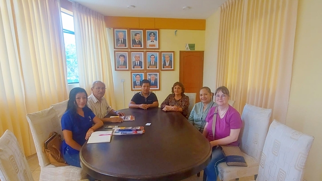 Mesa de diálogo entre autoridades municipales e integrantes de la ONG Aportes 