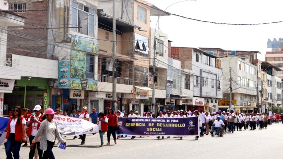 Piuranos marchan por la prevención de la violencia contra la mujer e integrantes de grupo familiar