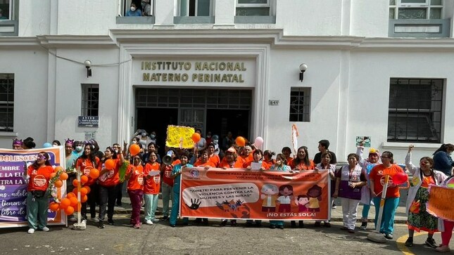 Servidores y pacientes del INMP participan en pasacalle 