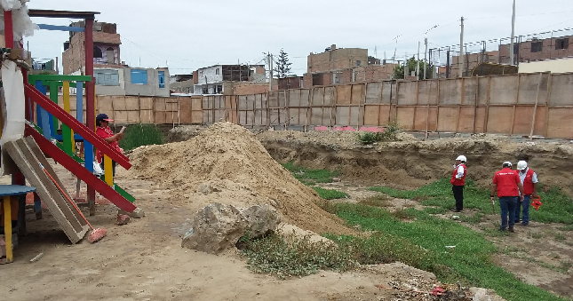 La Contraloría General advirtió dilación en la ejecución de la obra de reconstrucción del colegio inicial Paraíso de los Niños en Chimbote, que inició la Municipalidad Provincial del Santa en julio del 2022. Tal situación impide cumplir con la finalidad pública del proyecto y mantiene a la población escolar estudiando provisionalmente en ambientes inadecuados.