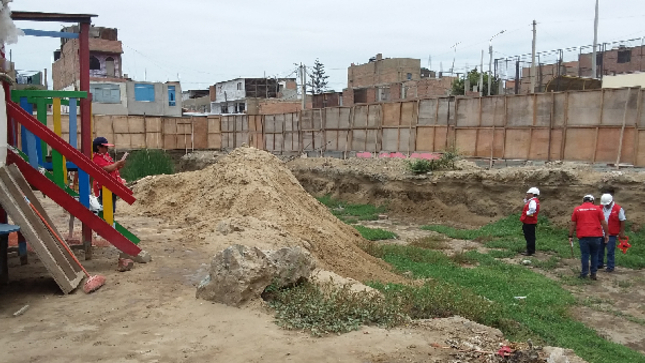  La Contraloría General advirtió dilación en la ejecución de la obra de reconstrucción del colegio inicial Paraíso de los Niños en Chimbote, que inició la Municipalidad Provincial del Santa en julio del 2022. Tal situación impide cumplir con la finalidad pública del proyecto y mantiene a la población escolar estudiando provisionalmente en ambientes inadecuados.
