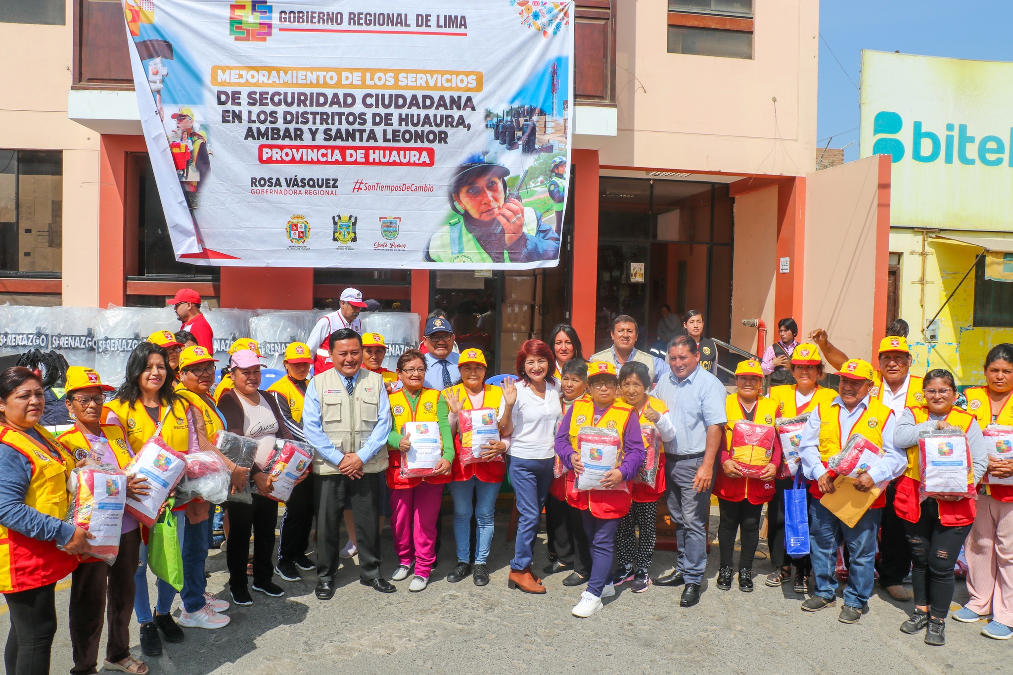 ALCALDE JUAN REAÑO Y GOBERNADORA REGIONAL ROSA VÁSQUEZ FORTALECEN SEGURIDAD CIUDADANA CON ENTREGA DE KITS DE UNIFORMES PARA EL CUERPO DE SERENAZGO Y JUNTAS VECINALES