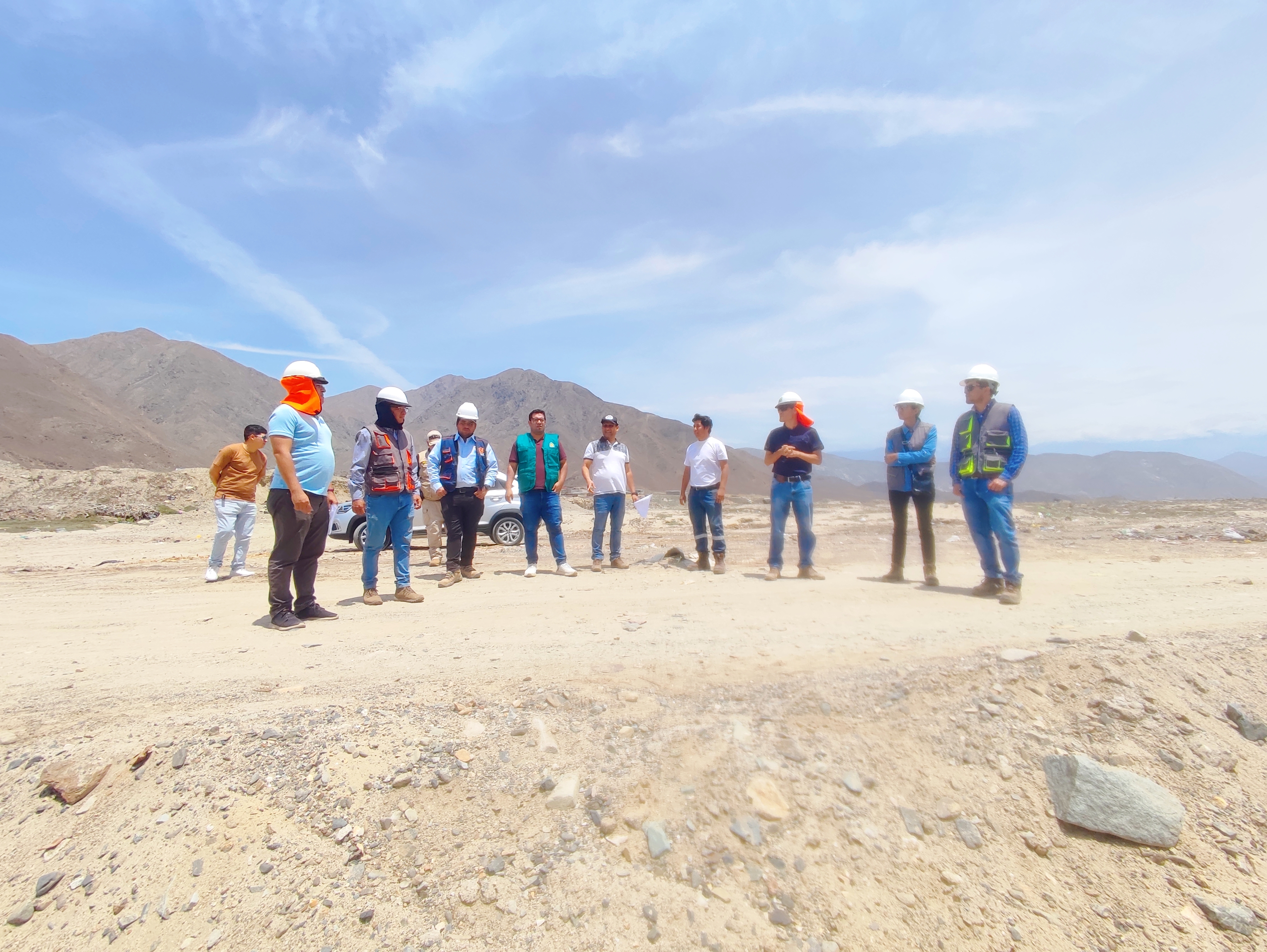 Alcalde de Nepeña y su equipo técnico en la entrega de terreno para la obra de prevención en la quebrada Solivín