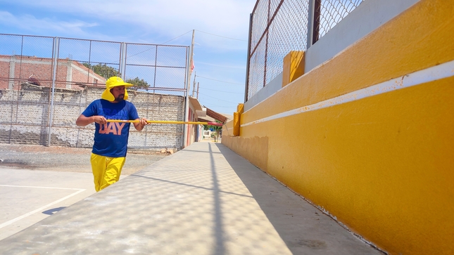 Personal edil pintando gradería de losa deportiva 