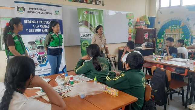 Escolares elaboraron curiosa artesanía de ave "Turtupilin" en taller promovido por la MPH