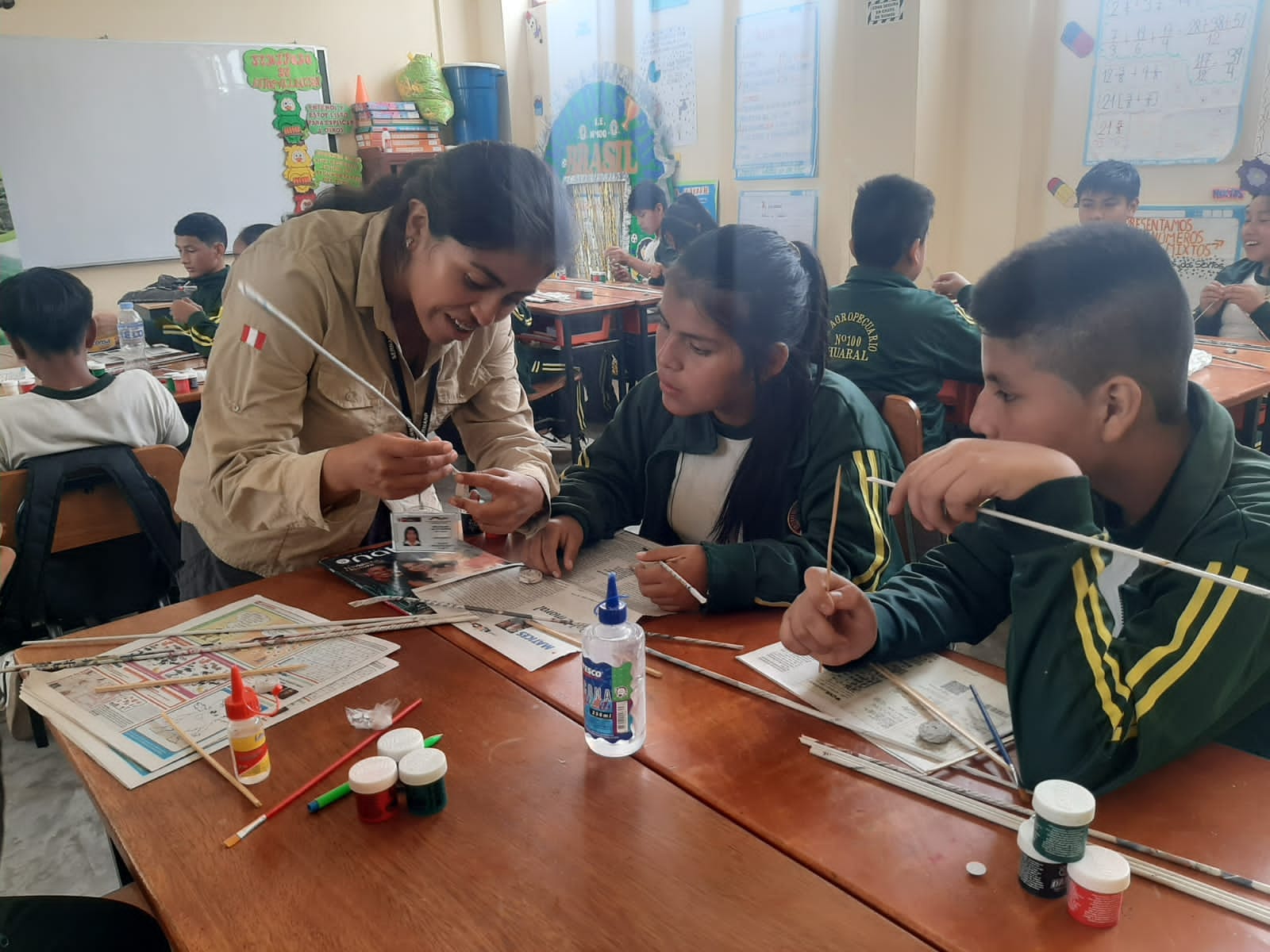 Escolares elaboraron curiosa artesanΓa de ave "Turtupilin" en taller promovido por la MPH