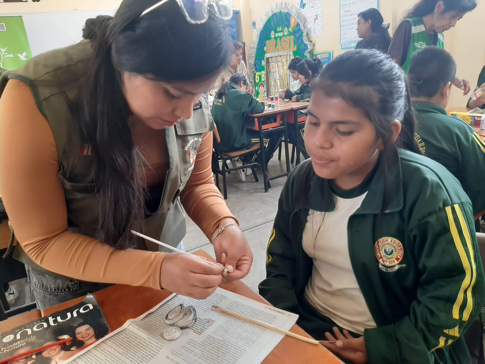 Escolares elaboraron curiosa artesanΓa de ave "Turtupilin" en taller promovido por la MPH