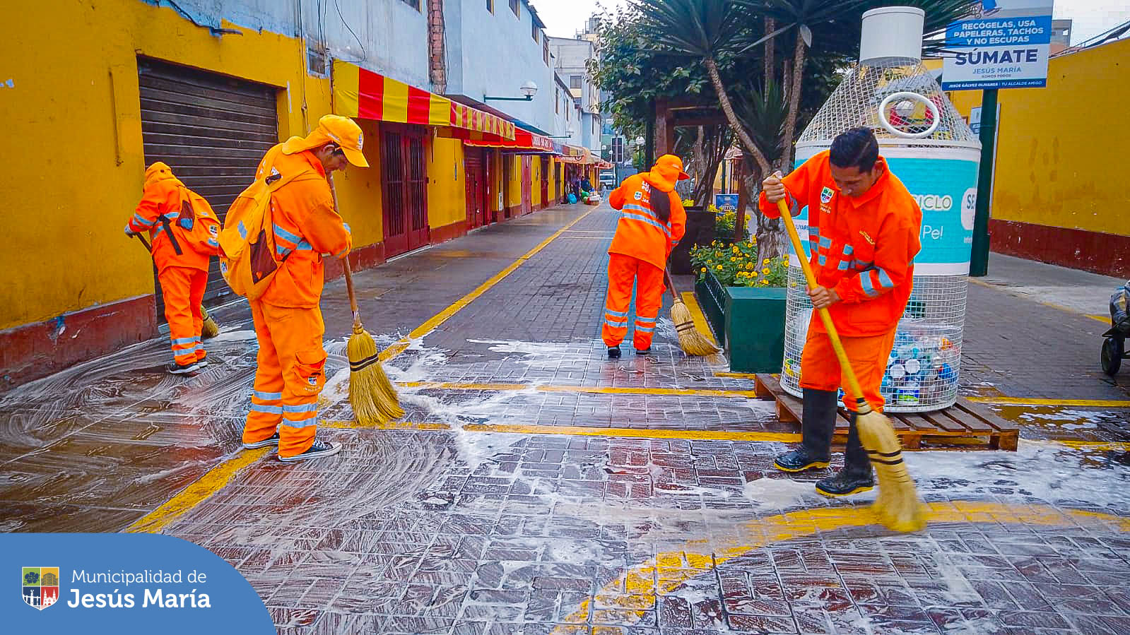 📣 Continuamos con nuestros operativos frecuentes de limpieza profunda de veredas y baldeo en diferentes puntos críticos del distrito.
Para consultas y reportes, escríbenos vía WhatsApp al 📱 940405193 https://wa.link/o47lby