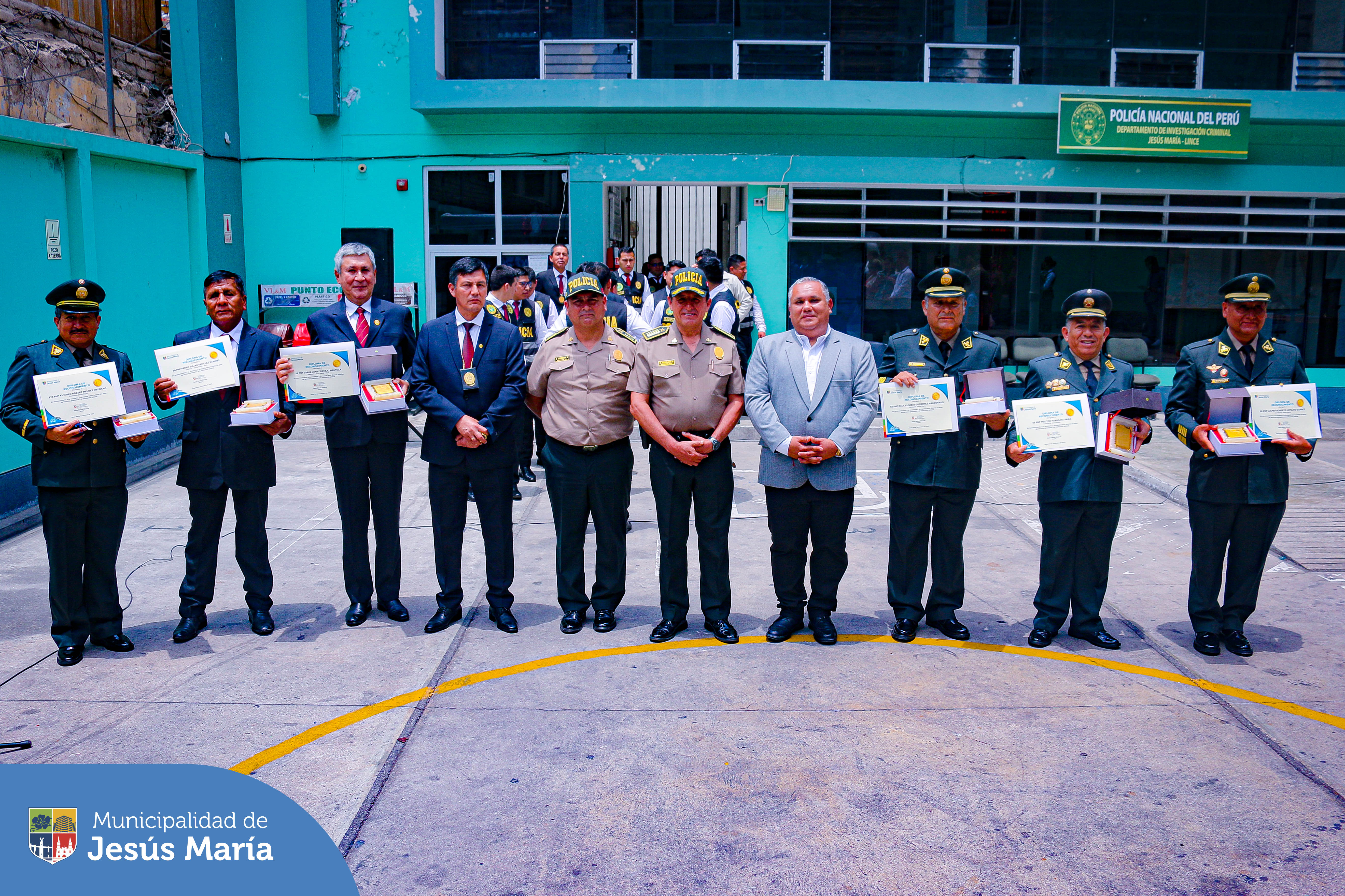 ¡Agradecemos su valioso servicio a todos los jesusmarianos! 🫱🏽🫲🏼
Alcalde Jesús Gálvez Olivares, lideró la emotiva ceremonia de despedida a 6 miembros de la 👮🏽♂️ Policía Nacional de nuestra comisaría distrital, quienes pasaron a situación de retiro en cumplimiento de sus años de servicio. 👏🏼