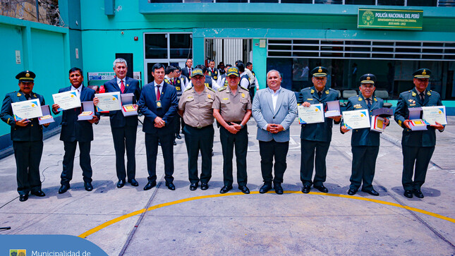 ¡Agradecemos su valioso servicio a todos los jesusmarianos! 🫱🏽‍🫲🏼
Alcalde Jesús Gálvez Olivares, lideró la emotiva ceremonia de despedida a 6 miembros de la 👮🏽‍♂️ Policía Nacional de nuestra comisaría distrital, quienes pasaron a situación de retiro en cumplimiento de sus años de servicio. 👏🏼
