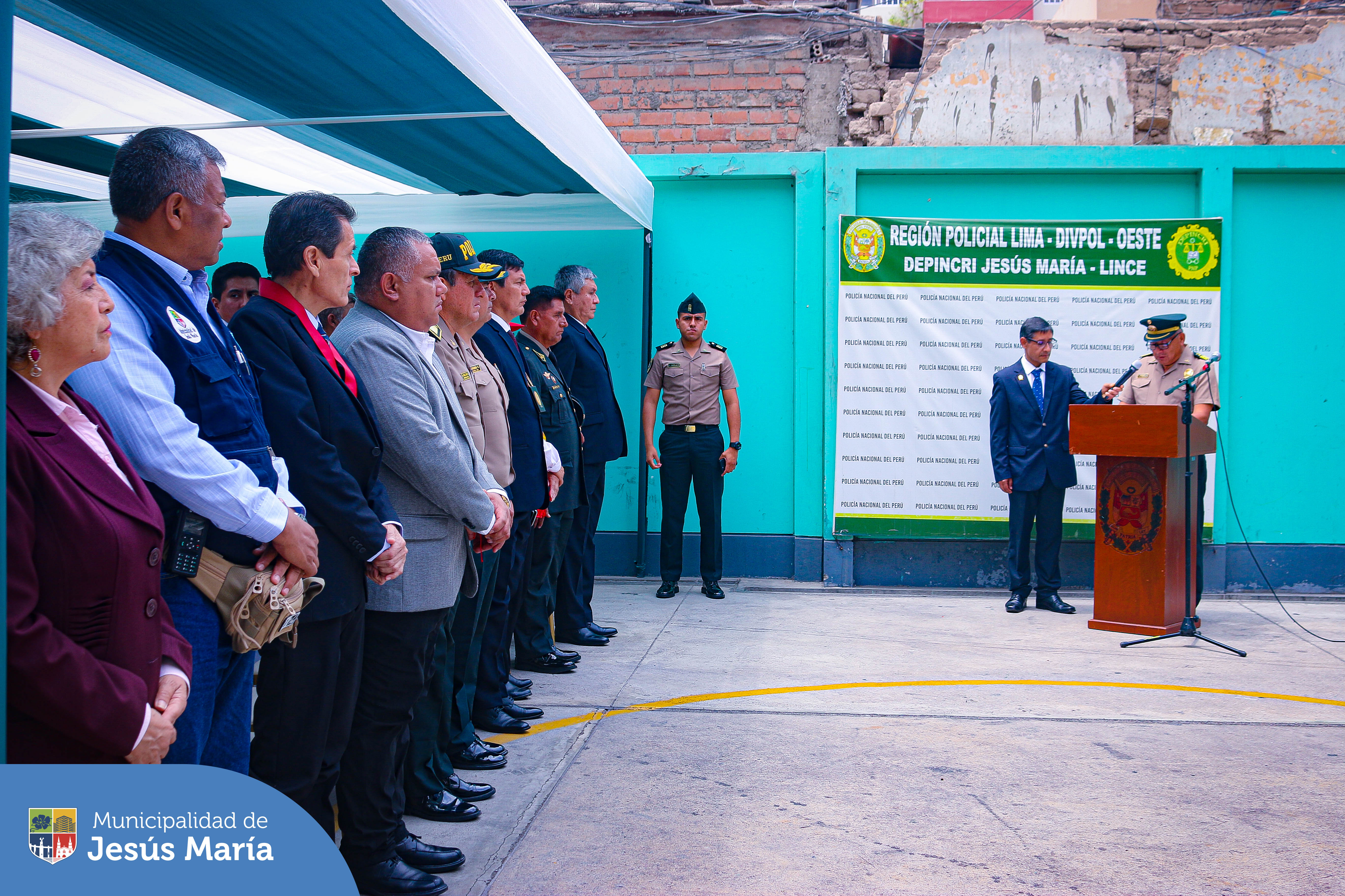 ¡Agradecemos su valioso servicio a todos los jesusmarianos! 🫱🏽🫲🏼
Alcalde Jesús Gálvez Olivares, lideró la emotiva ceremonia de despedida a 6 miembros de la 👮🏽♂️ Policía Nacional de nuestra comisaría distrital, quienes pasaron a situación de retiro en cumplimiento de sus años de servicio. 👏🏼