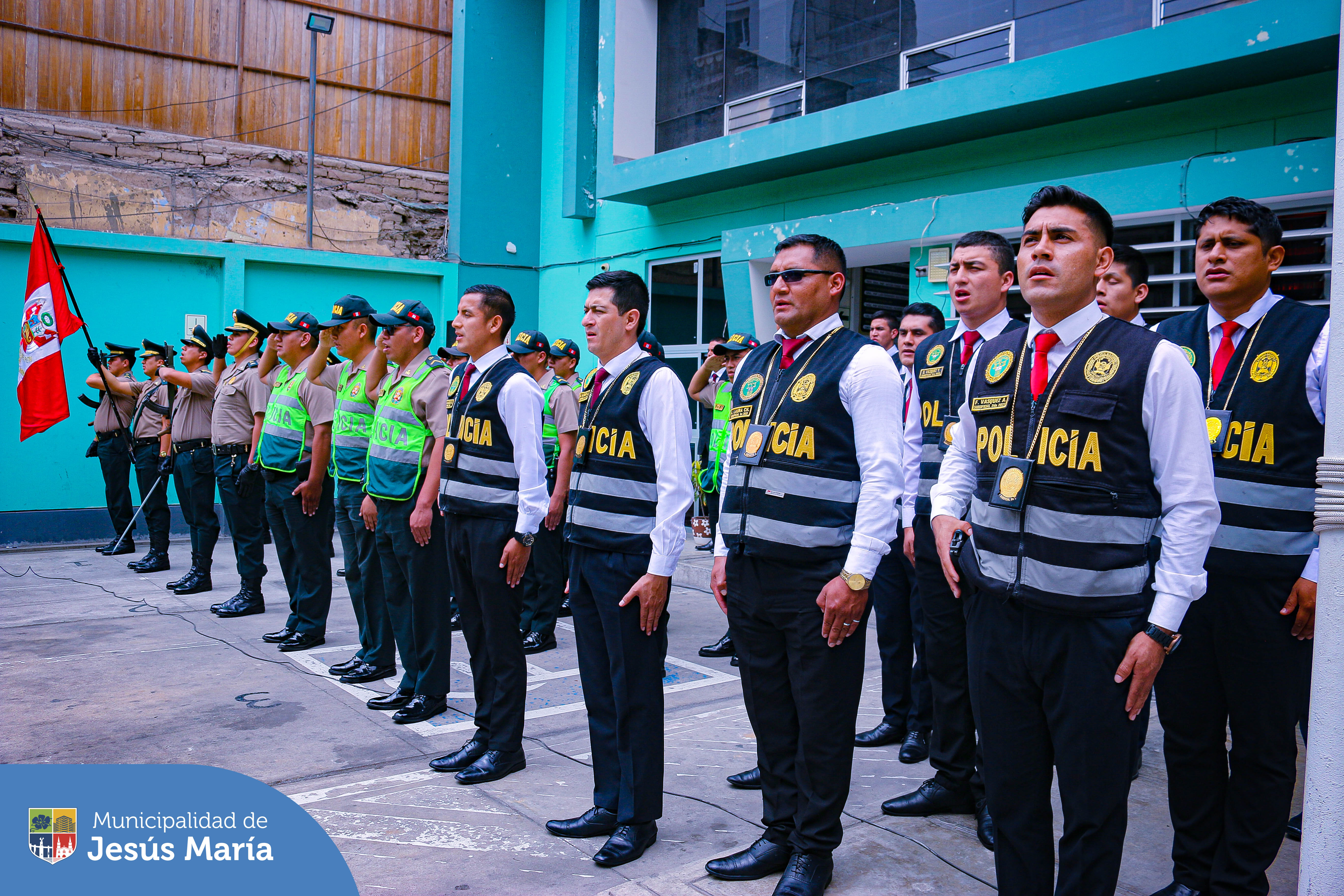 ¡Agradecemos su valioso servicio a todos los jesusmarianos! 🫱🏽🫲🏼
Alcalde Jesús Gálvez Olivares, lideró la emotiva ceremonia de despedida a 6 miembros de la 👮🏽♂️ Policía Nacional de nuestra comisaría distrital, quienes pasaron a situación de retiro en cumplimiento de sus años de servicio. 👏🏼